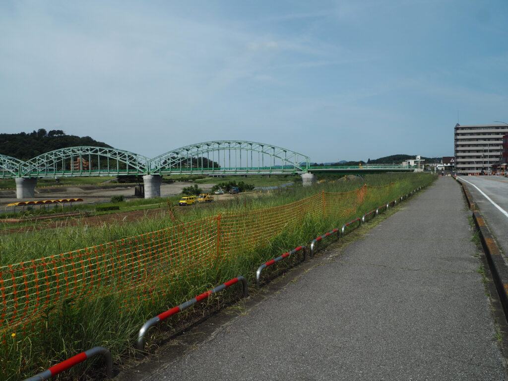 中橋緑地多目的広場北駐車場からfmだものスタジオ方向のルートの写真です。