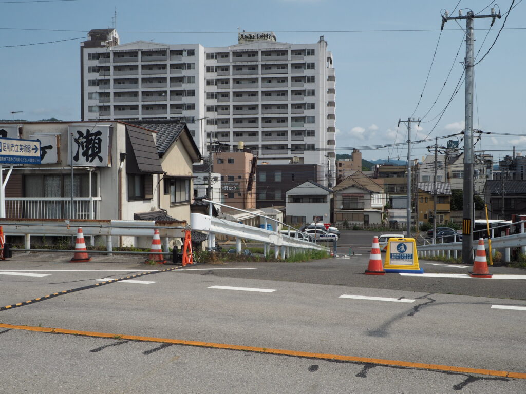 中橋緑地多目的広場北駐車場からfmだものスタジオ方向のルートの写真です。
