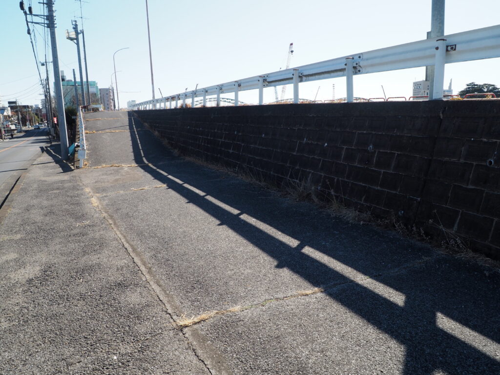 渡良瀬橋から歌碑へのルートの写真です。