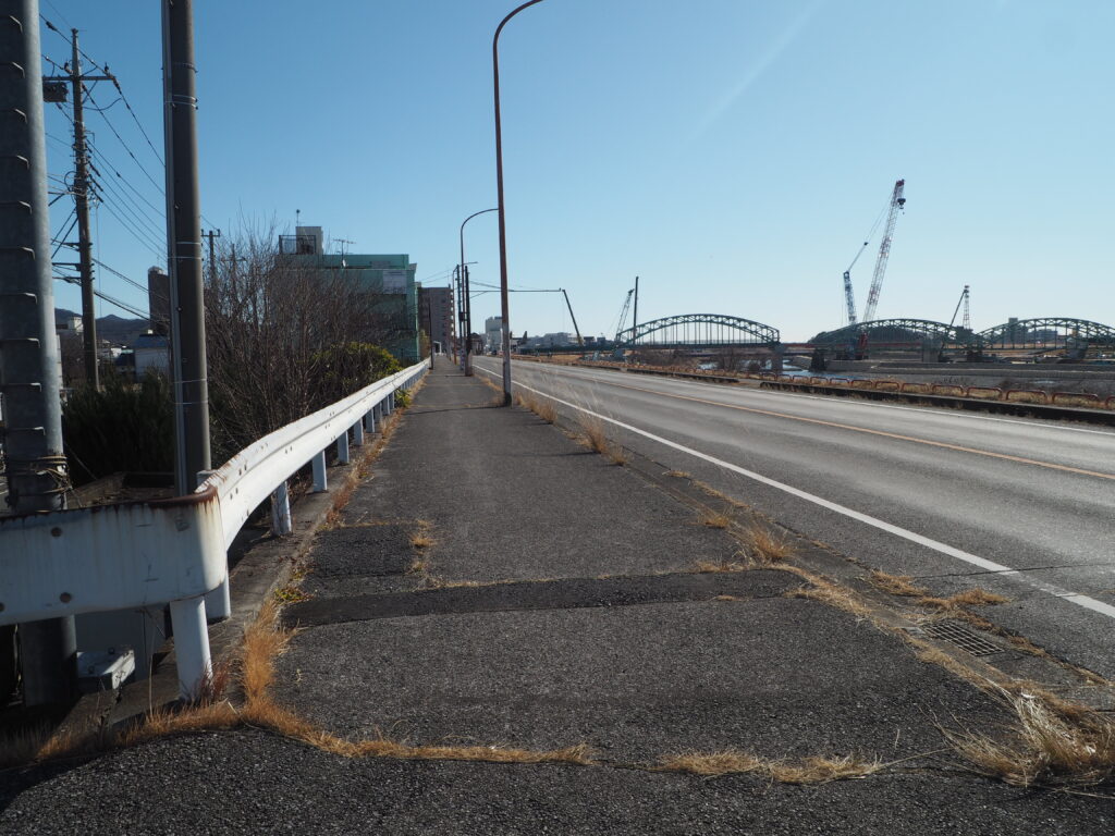 渡良瀬橋から歌碑へのルートの写真です。