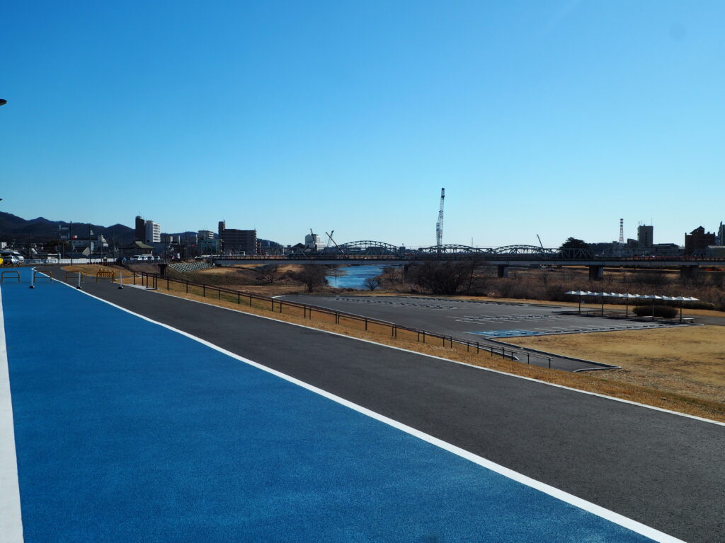 わたらせリバープラザ第１駐車場から東方面を臨む風景写真です。