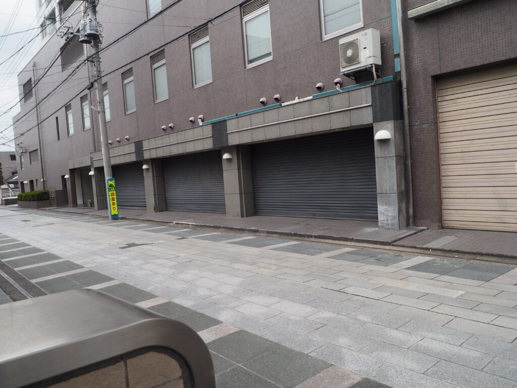 地下道から街中に向かう風景写真です。