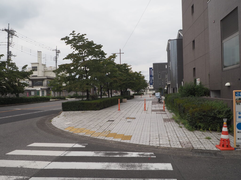 地下道から街中に向かう風景写真です。