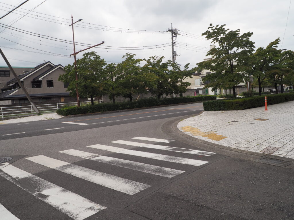 地下道から街中に向かう風景写真です。