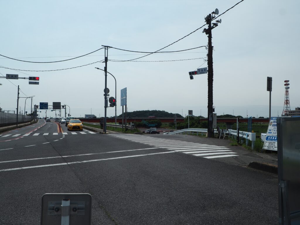 中橋緑地多目的広場北駐車場前の交差点の写真です。