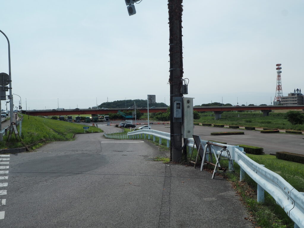 交差点から中橋緑地多目的広場北駐車場へ下りる道路の写真です。