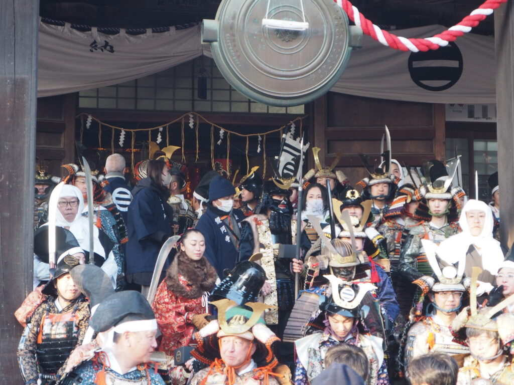 足利鎧武者行列：豆まきの写真です。