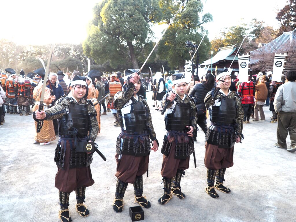 利鎧武者行列：鑁阿寺境内に集う鎧武者の写真です。