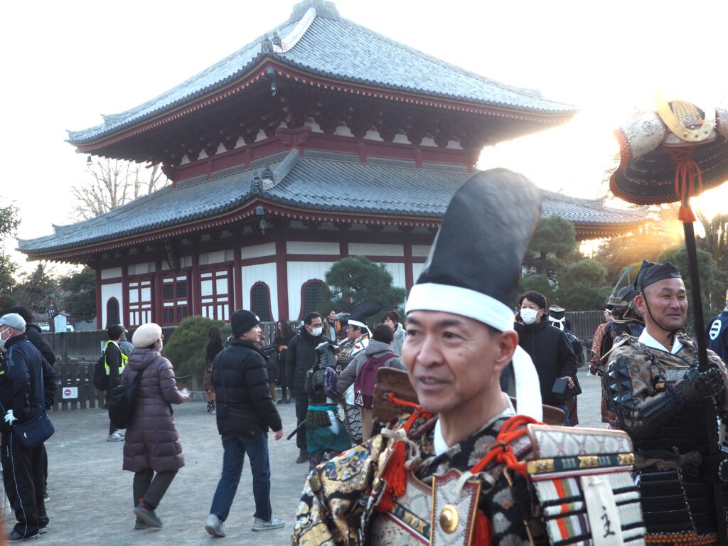 利鎧武者行列：鑁阿寺境内に集う鎧武者の写真です。