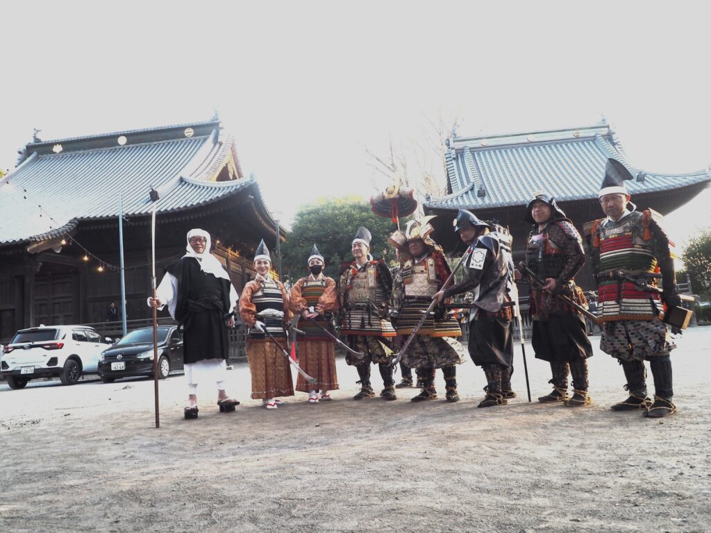 利鎧武者行列：鑁阿寺境内に集う鎧武者の写真です。