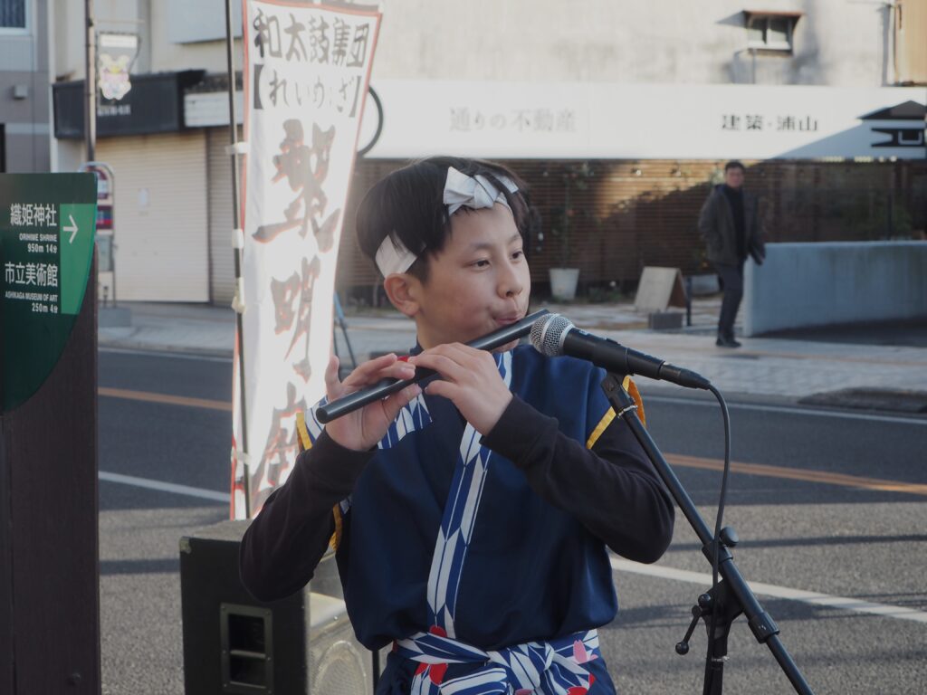 足利鎧武者行列：篠笛を吹く少年の写真です。