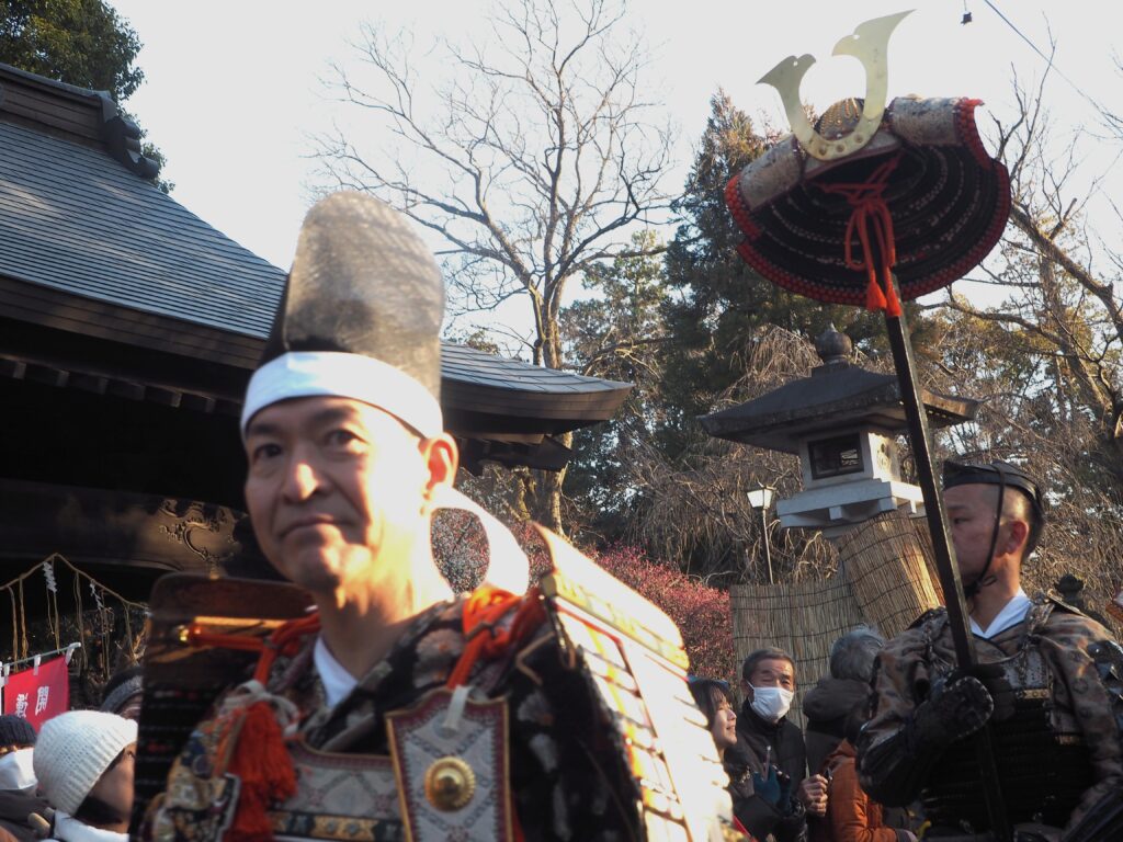 足利鎧武者行列：鑁阿寺境内に集う鎧武者の写真です。