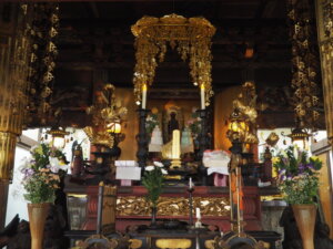 三宝院：本堂の仏壇の写真です。