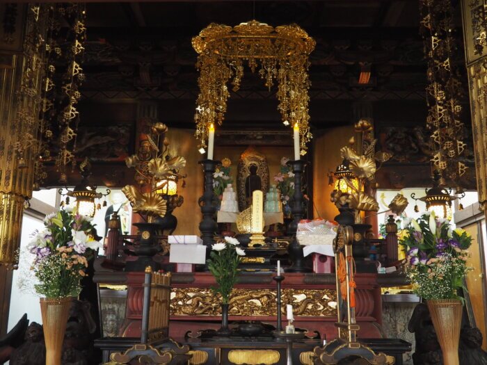 三宝院:本堂の仏壇の写真です。