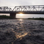 渡良瀬橋に沈む夕日の写真です。