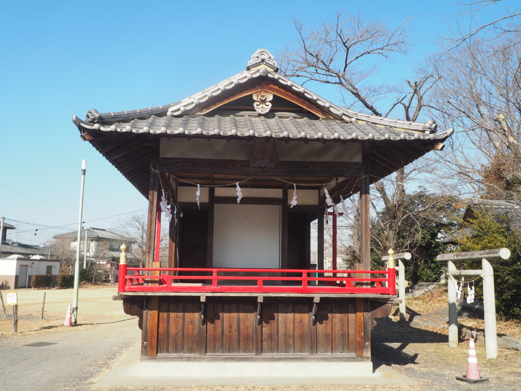 篠生（ささご）神社神楽殿の写真です。