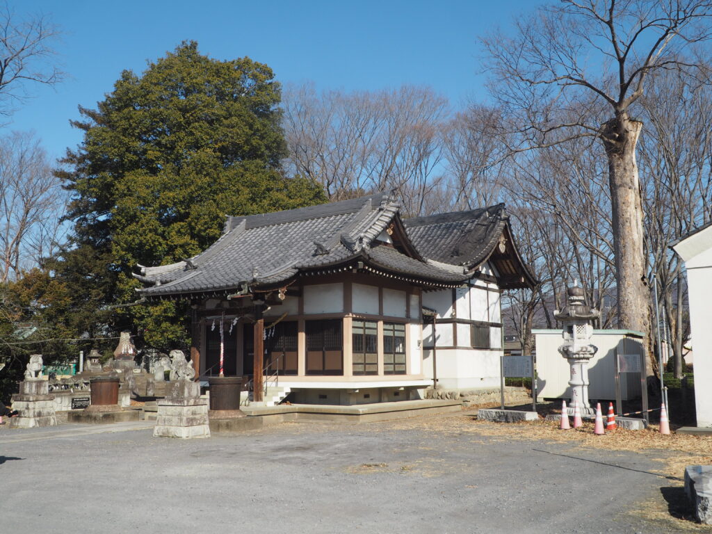 篠生神社：拝殿（左）と本殿（右）の写真です。