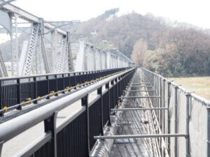 渡良瀬橋の側道橋に架けられた足場の写真です。