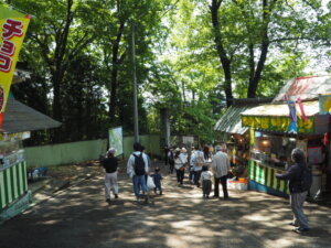桐生が岡動物園入り口前の風景写真です。