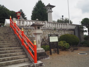 織姫神社：手水舎から見た風景写真です。