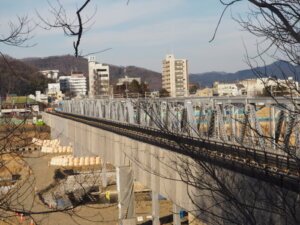 神社の参道から見た渡良瀬橋の写真です。