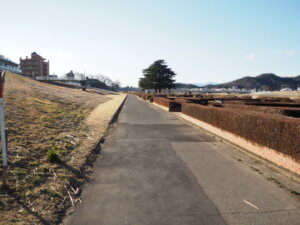 中橋の下を通って見える風景写真です。