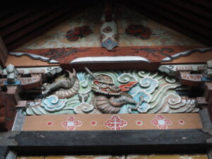 出世稲荷神社：本殿の彫刻の写真です。