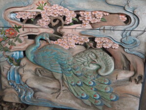 出世稲荷神社本殿の彫刻：孔雀の写真です。