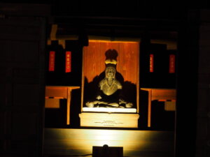 ライトアップされた孔子坐像の写真です。