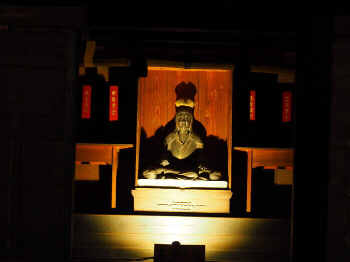 ライトアップされた孔子坐像の写真です。