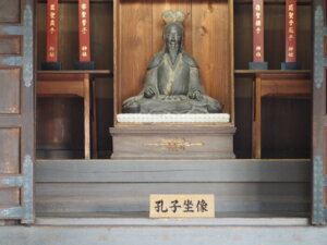 足利学校：大成殿内の孔子坐像の写真です。