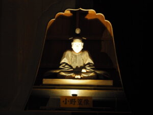ライトアップされた小野篁坐像の写真です。