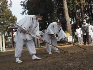 御厨神社御田植：ヨツゴで苗代を作る写真です。