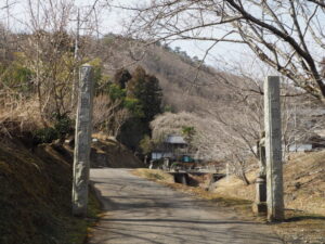 足利三十三観音霊場巡り：清源寺山門前の寺標の写真です。