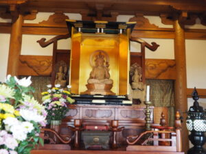 足利三十三観音霊場巡り：清源寺本堂須弥壇の写真です。