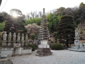 足利三十三観音霊場巡り：清雲寺の13印塔の写真です。