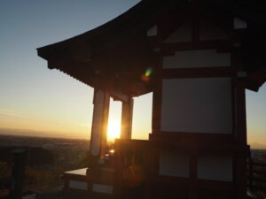 夕日と浅間神社の写真です。