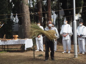 御厨神社御田植：神事の終了を告げる写真です。