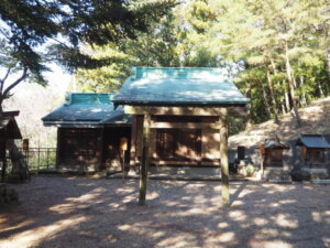 西宮神社 本殿裏の摂社・末社の写真です。