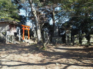 両崖山：神社前の写真です。