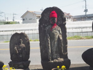 風と光の広場前に鎮座する地蔵尊の写真です。