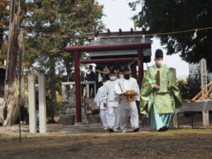 御厨神社：御田植祭の御祈祷を終えた参列者の写真です。