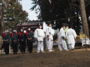 御厨神社：御田植祭の前に整列する神職と早乙女の写真です。