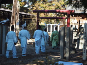 御厨神社下宮に向かう神主と氏子の写真です。