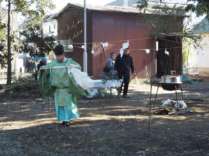 御厨神社・御筒粥祭：神主の御祓いの写真です。