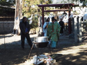 御厨神社・御筒粥祭：神主の御祓いの写真です。