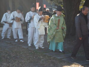 御厨神社・御筒粥祭：下宮に向かう一行の写真です。