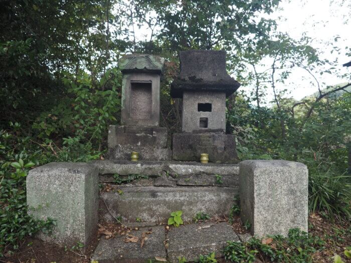 白石山房北庭園:祠の写真です。