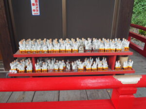 門田稲荷神社：社殿前のキツネの写真です。