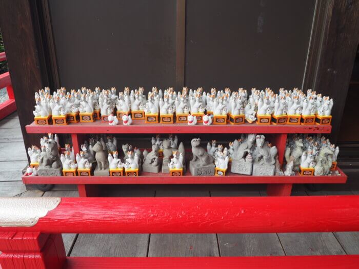 門田稲荷神社:社殿前のキツネの写真です。